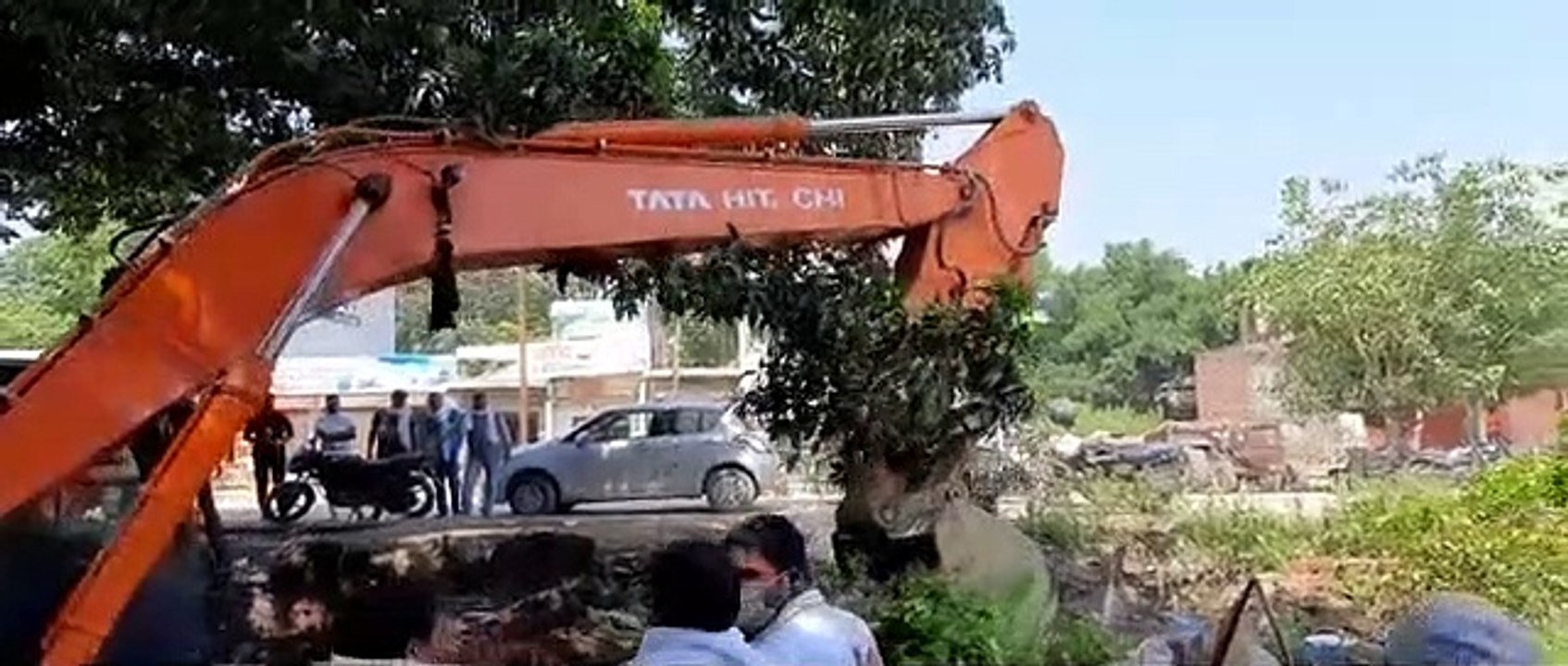 राजमार्ग निर्माण को लेकर तोड़े गए अतिक्रमण व दुकानें