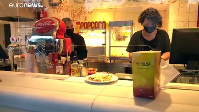 Los cinéfilos vuelven a disfrutar de la 'gran pantalla' al aire libre en Grecia