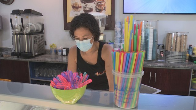 Cucharillas y pajitas de papel en heladerías para cumplir con la nueva normativa