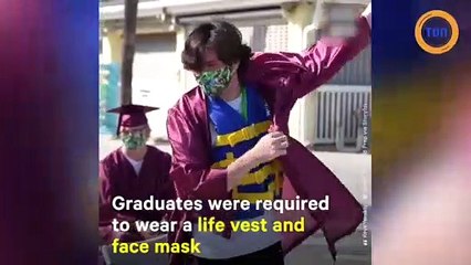 Les étudiants viennent chercher leur diplôme en jet ski