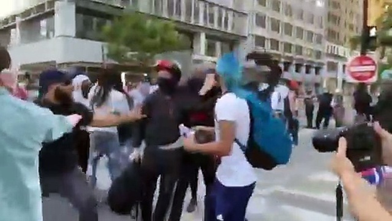 Un émeutier livré à la police par les manifestants