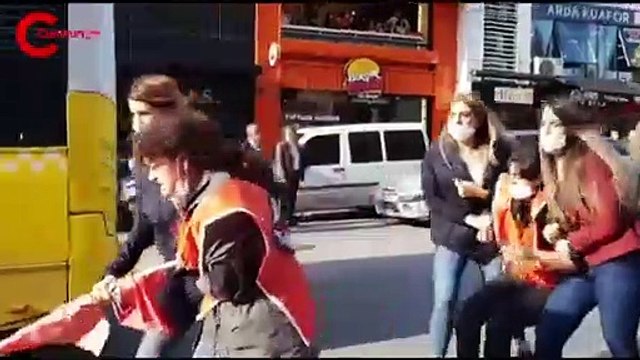 Kadıköy’de gençlik örgütlerinin “Normaliniz polis şiddetidir” eylemine polis müdahalesi