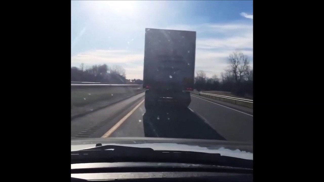Un camion trop lent vous empêche de rouler, faites comme lui