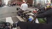 Un policier balance son café sur un motard sans raison