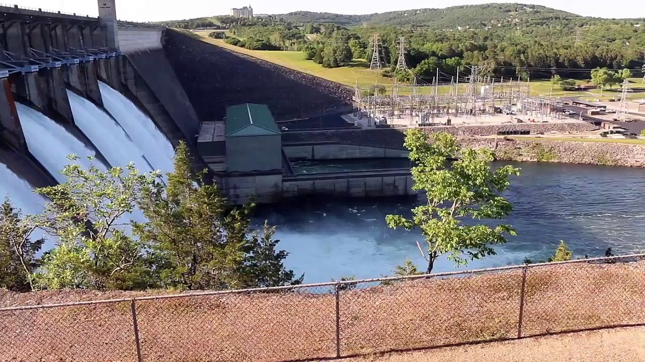 Un tourbillon d'insectes se crée au dessus de ce barrage dans le Missouri