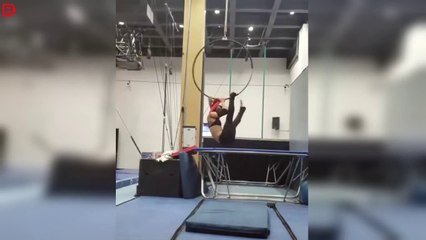 Cette gymnaste se retrouve accrochée par le t-shirt et par les cheveux
