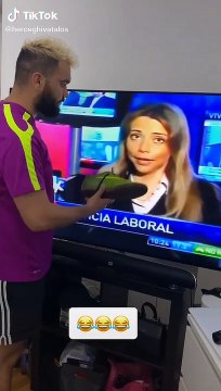 Il fait sentir ses chaussures à des journalistes