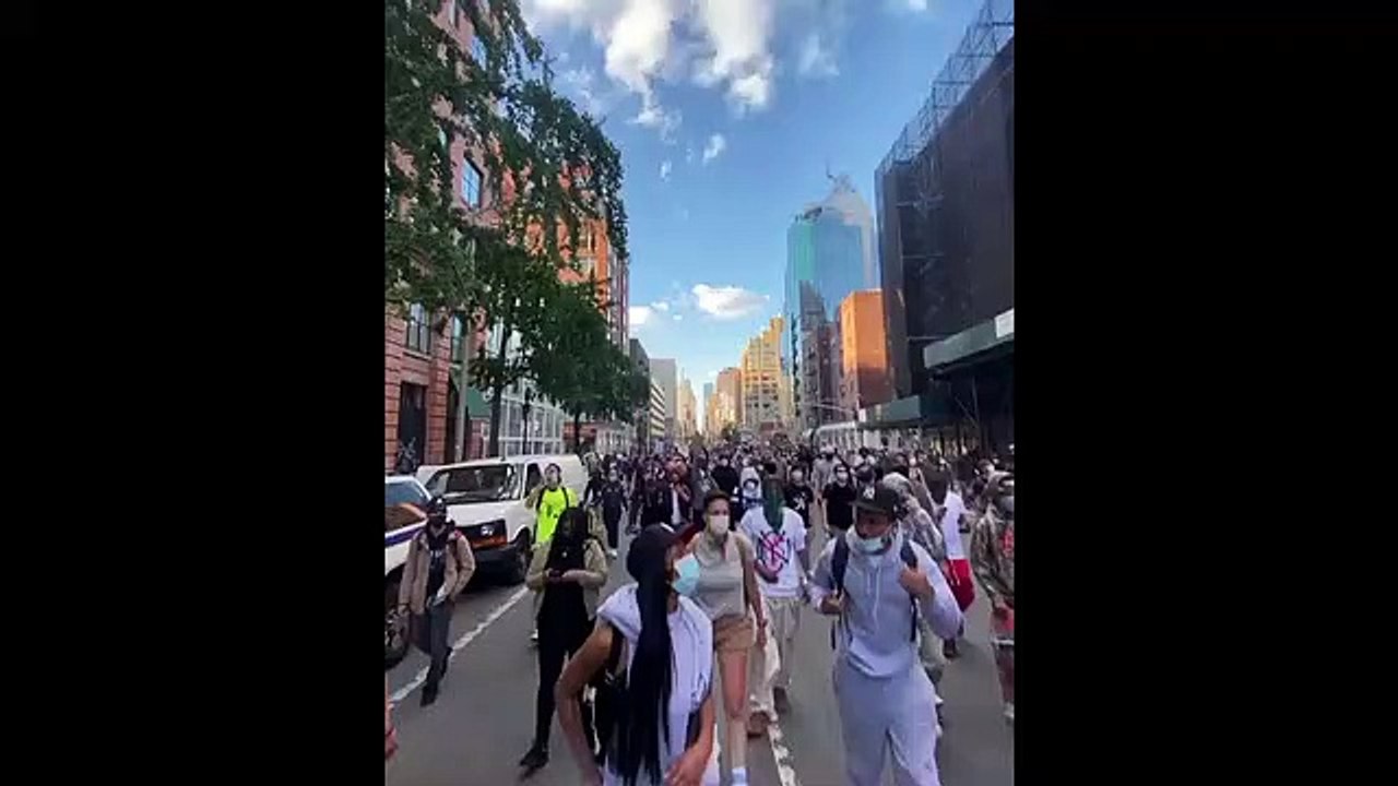 Un streamer demande à des manifestants de retourner un camion (Instant Regret)