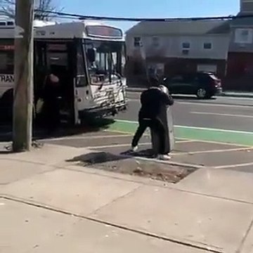 Il pensait emmener le distributeur de billet automatique qu’il venait de voler en bus, mais le chauffeur n’a pas accepté