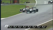 F1 Monza 2011 - Michael Schumacher stringe Lewis Hamilton sull'erba