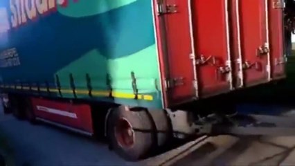 下载视频: Expertos traileros, maniobras impresionantes. (professional truck drivers) #1