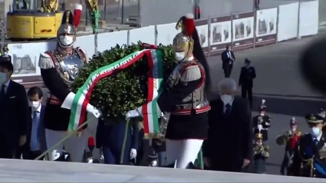 Roma - Mattarella depone una corona d'alloro all' Altare della Patria -2- (02.06.20)