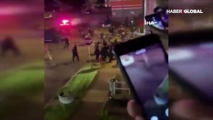 ABD'de bir kişi, aracıyla polis ve askerlerin arasına daldı