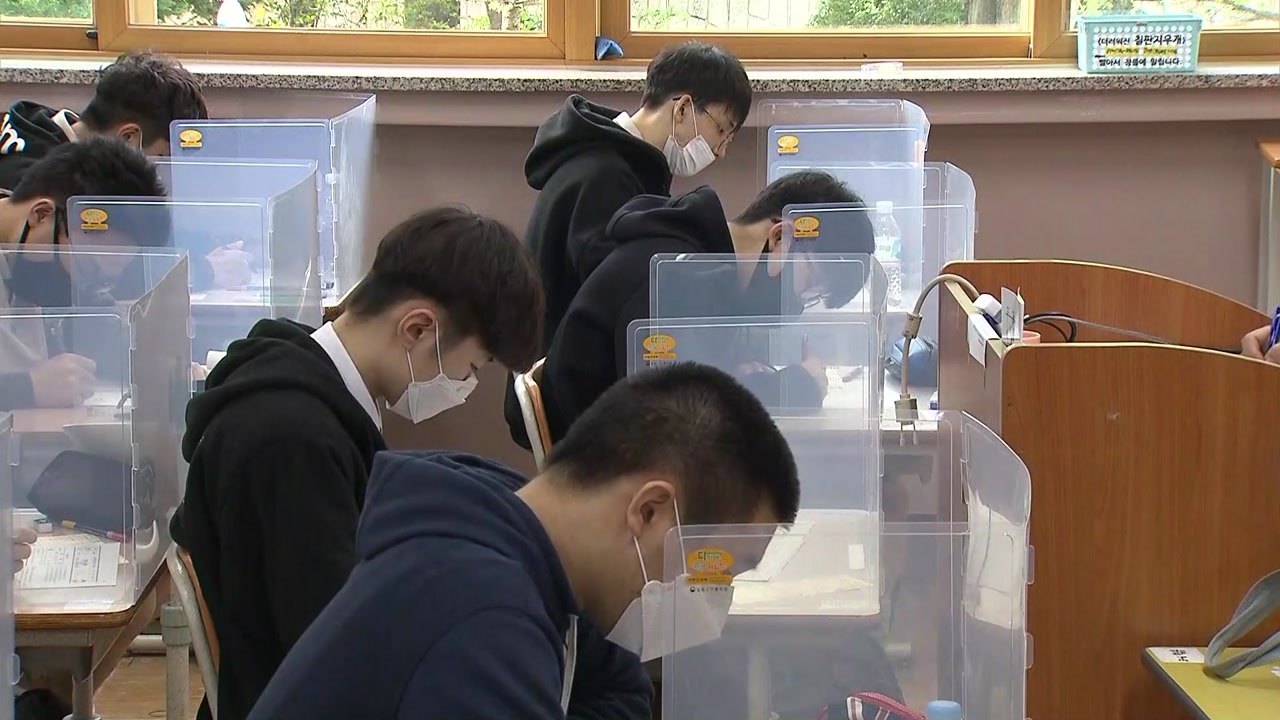 고등학교 전교생 등교 첫날...중간고사 진행 중 / YTN