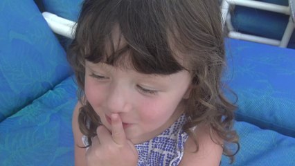 Colando fitas coloridas  na Princesa Arial - Disney