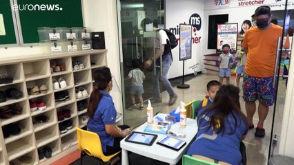 شاهد.. التلاميذ في سنغافورة يعودون إلى مدارسهم بـ "الكمامات"