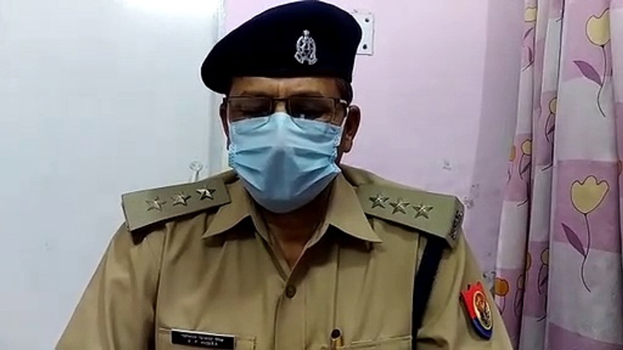 अज्ञात कारणों से साड़ी के सहारे लटकता मिला महिला का शव