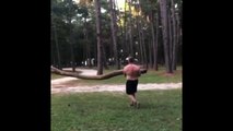 2 bûcherons idiots essayent de casser un tronc contre un arbre