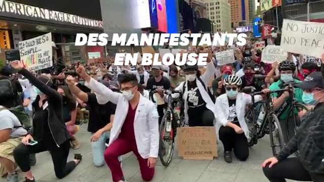 Des soignants en blouse encouragent les manifestants à New York