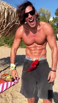 ΣΑΛΟΣ! Θα μας τρελάνει ο Γιάννης Σπαλιάρας! Στην παραλία μας δείχνει το...ΠΟΥΛΙ του! ΑΦΩΝΟΙ