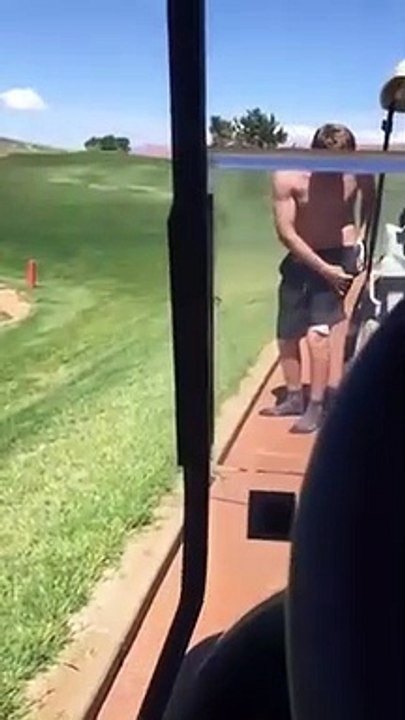 Il plonge dans un lac sur le green d'un golf... mais n'avait pas prévu ça