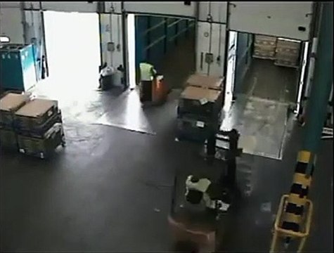 Ce chauffeur de camion va faire une grosse bêtise pendant le chargement