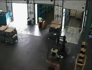 Ce chauffeur de camion va faire une grosse bêtise pendant le chargement