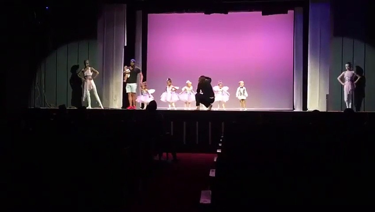 Regardez qui monte sur scène en plein spectacle de fin d'année de l'école