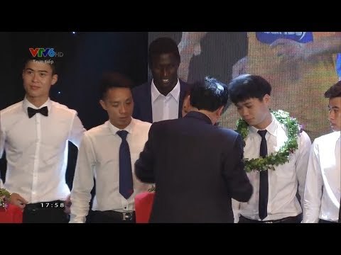 Công Phượng nhận giải cầu thủ xuất sắc nhất CLB mùa giải V-League 2018 | HAGL Media