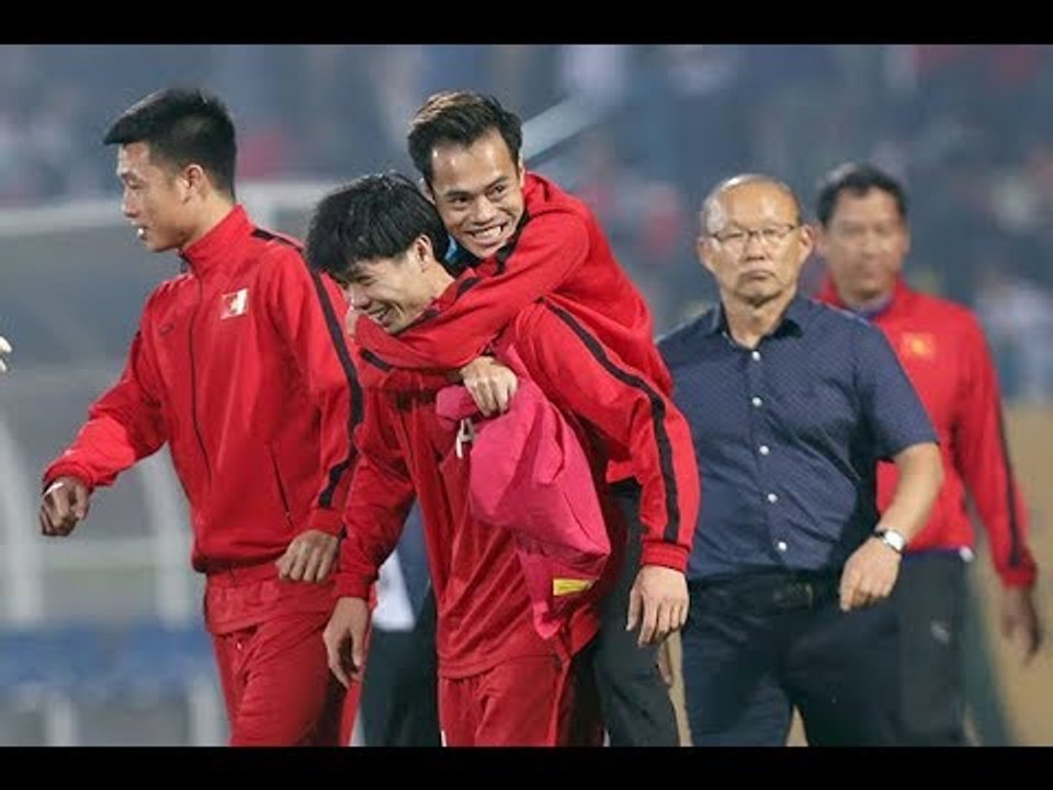 Cảm động trước khoảnh khắc Công Phượng cõng Văn Toàn rời sân |  HAGL Media