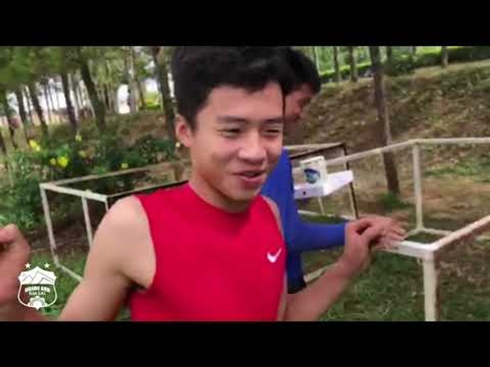 Những khoảnh khắc vui nhộn của U19 HAGL trước trận đấu đầu tiên tại U19 Quốc Gia 2019