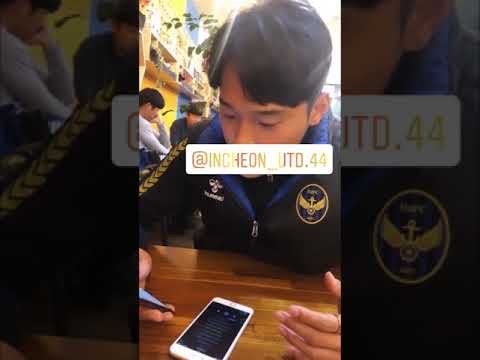 Cười té ghế khi nghe Công Phượng dạy đồng đội hát ''Em gái mưa''