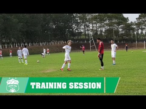 Văn Toàn tung skill cực dị khi thấy Tuấn Anh sút...tạch pen | HAGL Media