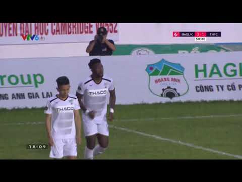 Văn Toàn đi bóng tốc độ, Chevy đệm bóng ghi bàn, nâng tỉ số lên 3-1 trong trận đấu với Thanh Hóa