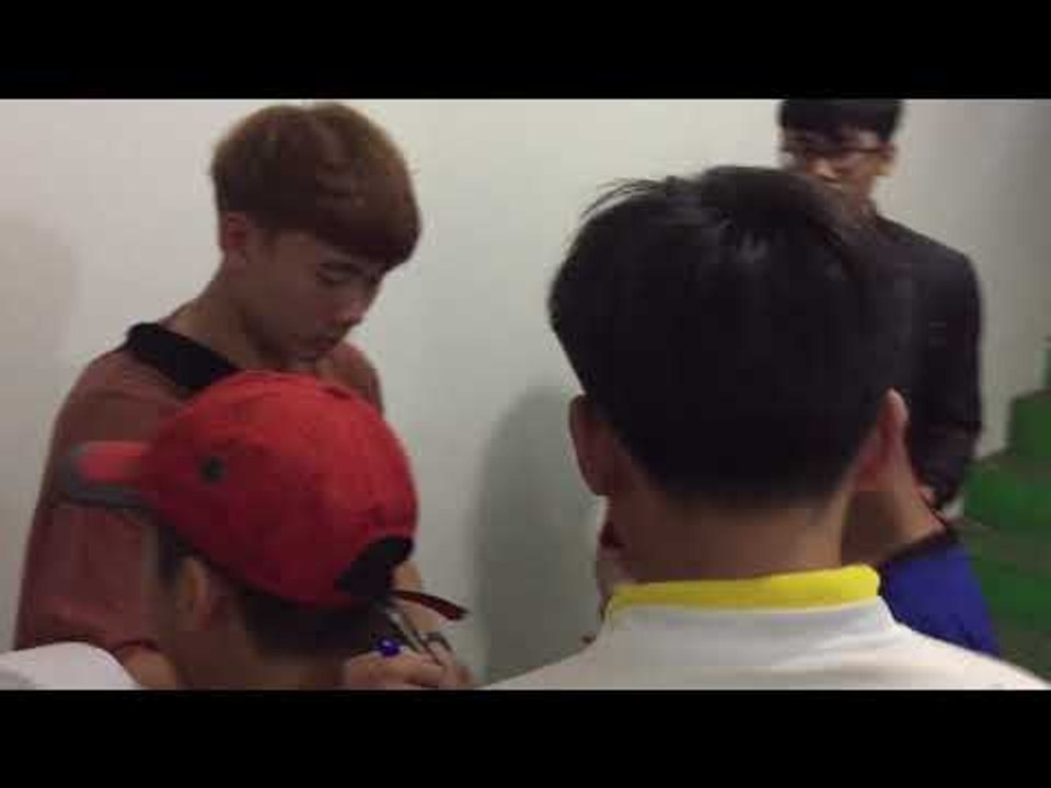 Các cầu thủ HAGL ra xe trong vòng vây người hâm mộ| HAGL Media