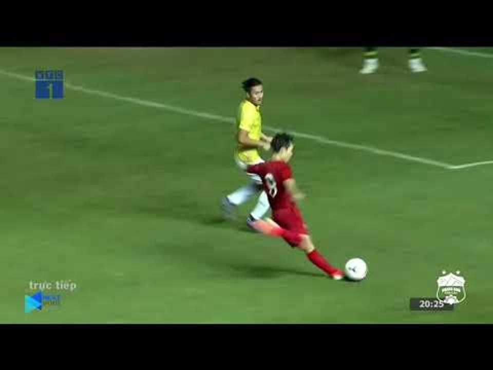 Văn Toàn đi bóng lắt léo trước khi dứt điểm chéo góc suýt thành bàn tại King's Cup