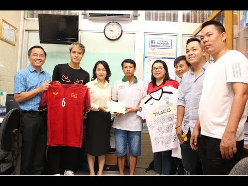 Văn Toàn cùng THACO, CĐV HAGL trao số tiền 73 triệu đồng cho cậu bé đang điều trị tại Chợ Rẫy