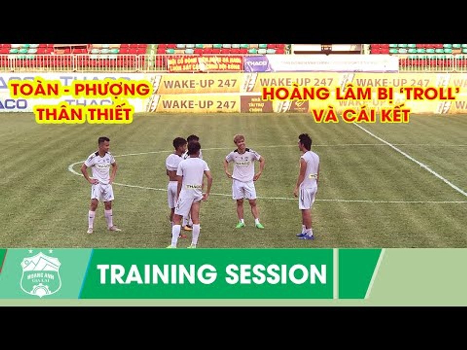 Văn Toàn, Công Phượng quấn quýt tại buổi tập, Hồng Duy phát nước cho fan hâm mộ | HAGL Media