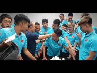 Hồng Duy đón sinh nhật sớm tại King's Cup, 'thơm' má thầy Park nhưng vẫn không tránh khỏi...(@VFF)