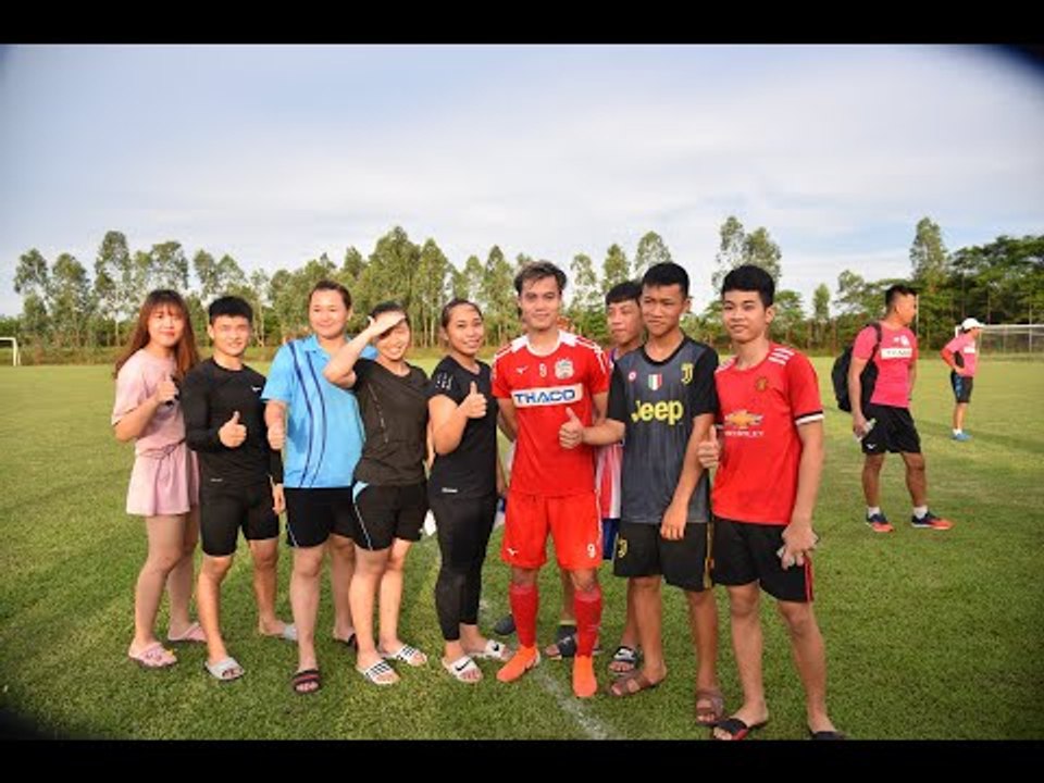 "Tắc đường'' sau buổi tập của Hoàng Anh Gia Lai vì những cổ động viên Hải Phòng xinh đẹp