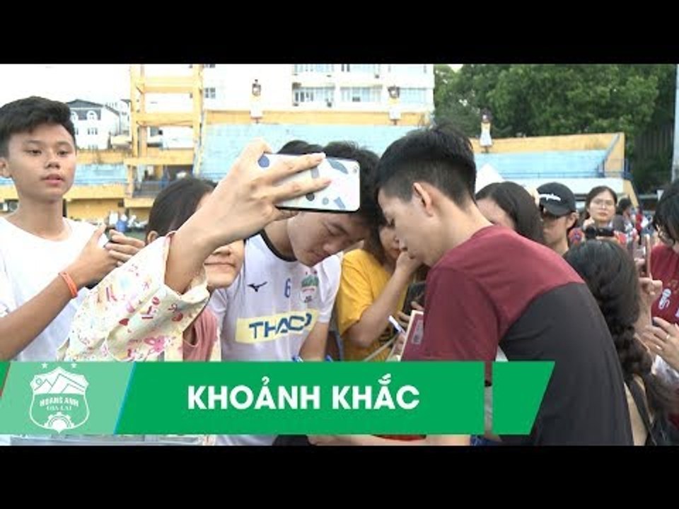 Xuân Trường, Văn Toàn lịch lãm, được người hâm mộ vây kín sau buổi tập | HAGL Media