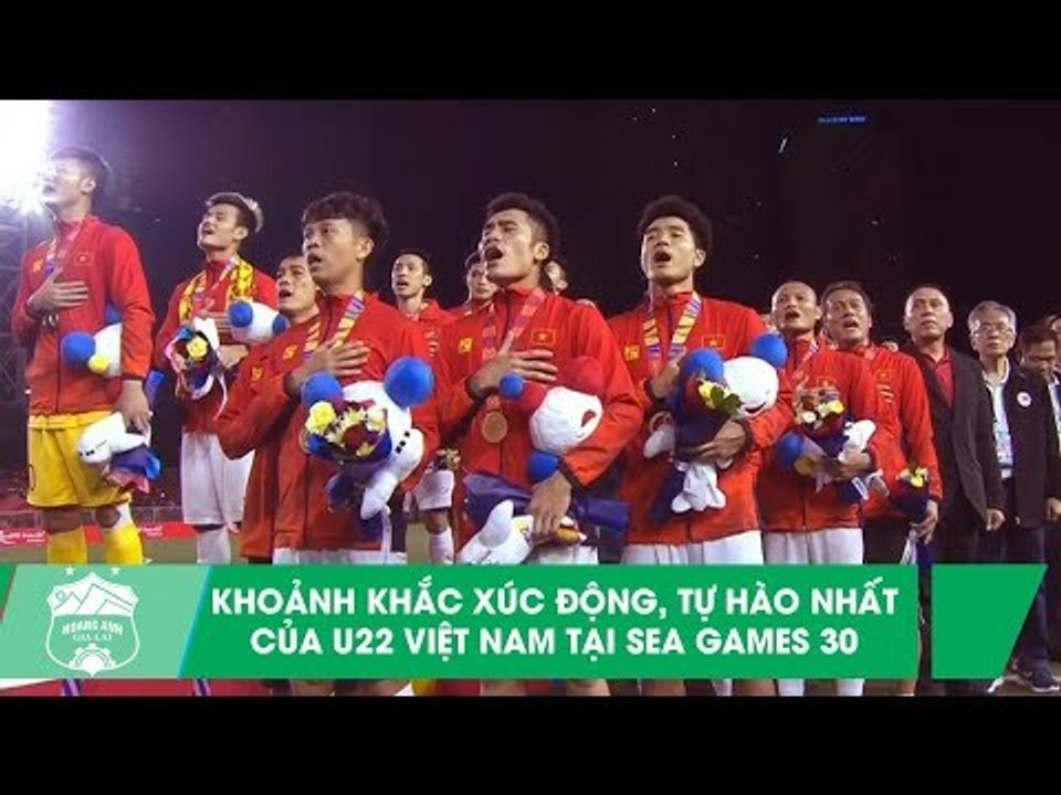 Trợ lý Văn Đàn, Thanh Sơn, Việt Hưng và U22 Việt Nam xúc động hát quốc ca với những tấm HCV trên tay