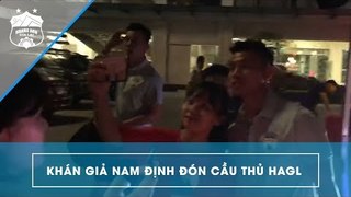 Văn Thanh, Văn Toàn được các bạn trẻ đứng đợi ở cửa khách sạn để xin chữ ký | HAGL Media
