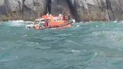 해상 동굴에 고립된 다이버 2명 구조하던 해경 실종 / YTN