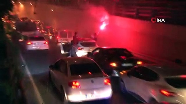 Virüsü unuttular, yolu kapatıp oyun havası oynadılar