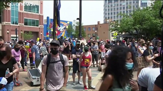 Kniefall und BLM-Rufe: Rassismus-Aufschrei geht durch die USA