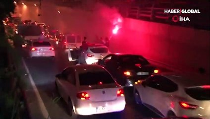 Virüsü unuttular, yolu kapatıp oyun havası oynadılar