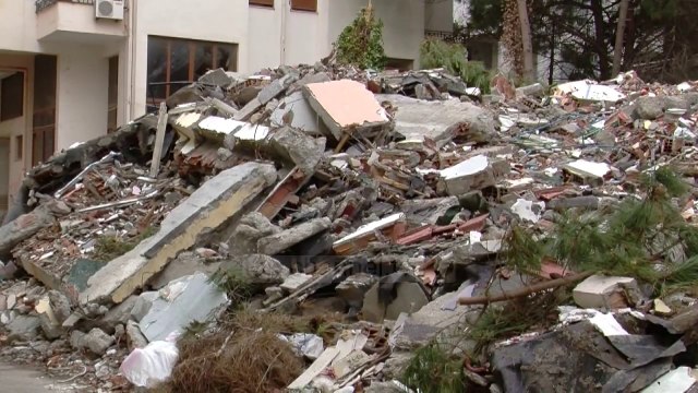 Inertet pas shembjes/ Prej 3 javësh nuk hiqen te Shkëmbi i Kavajës, banorët të shqetësuar