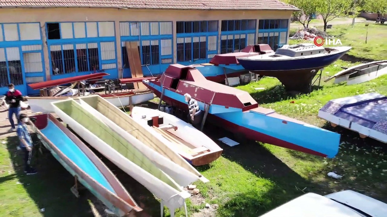 Denizi olmayan ilde ekmeğini tekneden kazanıyor