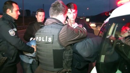 Minibüs İle Otoyola Ters Yönden Giren 6 Hırsız Şüphelisinden 4’ü Yakalanarak Gözaltına Alındı